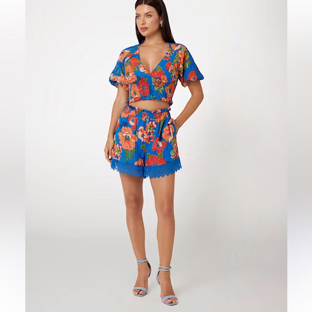 Guess Womens Blue Smocked Floral Gauze Abigail Print Shorts size Small